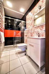 een badkamer met een wastafel en een douche bij Hotel Pan Tadeusz in Osielsko