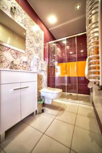 a bathroom with a toilet and a shower and a sink at Hotel Pan Tadeusz in Osielsko