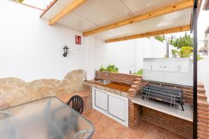 Kuchyňa alebo kuchynka v ubytovaní 797 HOLIDAY RENTALS - Villa con piscina privada y barbacoa para 8