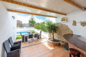 Balkón alebo terasa v ubytovaní 797 HOLIDAY RENTALS - Villa con piscina privada y barbacoa para 8