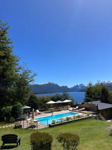 una piscina con vistas al lago en Cabañas Akermann en Villa La Angostura