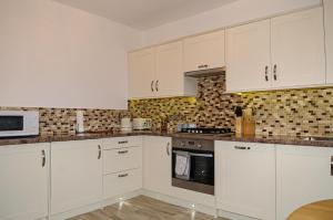 A kitchen or kitchenette at Luxury 5 Star London Apartment - Parking, Garden, nr Greater London Metro Stations