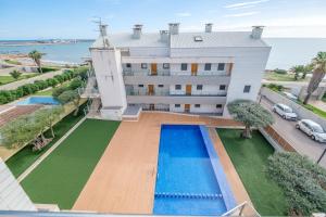 Bazén v ubytovaní Ático-dúplex geniales vistas al mar alebo v jeho blízkosti