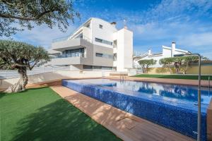 Bazén v ubytovaní Ático-dúplex geniales vistas al mar alebo v jeho blízkosti