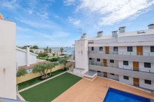 an apartment with a large balcony with a yard at Ático-dúplex geniales vistas al mar in Vinarós