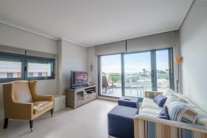 Televízia a/alebo spoločenská miestnosť v ubytovaní Ático-dúplex geniales vistas al mar