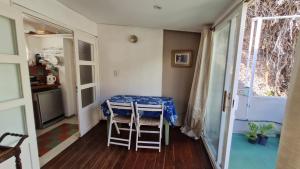 uma pequena mesa e cadeiras num quarto com uma janela em Terracita /mini casa centrica em Mendoza