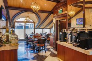 A restaurant or other place to eat at MANORS HOTEL