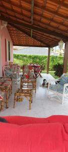 un grupo de sillas sentadas en un patio en Casa de Praia - LONG BEACH - Cabo Frio - Unamar, en Angelim