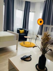 ein Wohnzimmer mit einem Sofa und einem Tisch in der Unterkunft City Pension Bremerhaven in Bremerhaven
