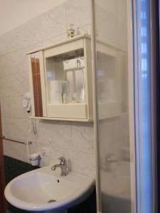 ニコーテラ・マリーナにあるAgriturismo Cally Callyのバスルーム(シンク、鏡、シャワー付)