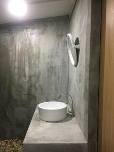 baño con lavabo y espejo en la pared en Cashewnut Tree Resort en Ko Lanta