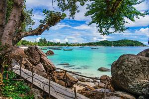 - une vue sur une plage avec des bateaux dans l'eau dans l'établissement DAYA hill seaview, à Koh Lipe