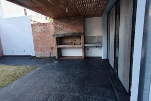 an empty courtyard with a brick wall and a building at Casa en La Florida a metros río in Rosario