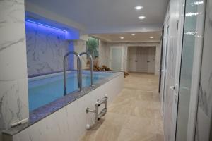 uma casa de banho com uma grande banheira com iluminação azul em Lime house em Kyustendil