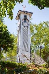 einen hohen Turm mit einer Uhr darüber in der Unterkunft Signel Poshtel, the Rare Gem of North Borneo in Kota Kinabalu