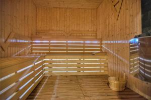 una sauna de madera vacía con un cubo dentro en Lime house en Kyustendil