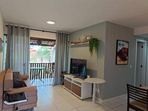 a living room with a couch and a table at Apartamento Na Praia De Itacimirim in Itacimirim