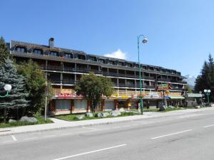 a large building on the side of a street at Appartement Les Deux Alpes, 2 pièces, 6 personnes - FR-1-516-161 in Les Deux Alpes