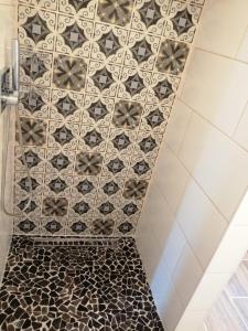 a bathroom with a black and white tiled floor at Pension am Reethaus in Komptendorf