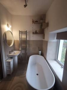 baño con bañera grande y lavamanos en Prime location for Snowdon, Family and Dog friendly!, en Llanberis