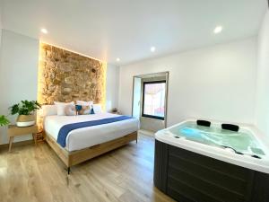 1 dormitorio con cama y bañera en Morada Atlántica en A Coruña