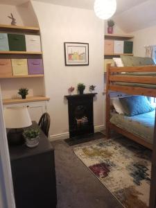 Habitación con cama y chimenea en un dormitorio. en Prime location for Snowdon, Family and Dog friendly!, en Llanberis