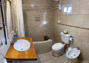 uma casa de banho com um lavatório, um WC e uma banheira em Hermosa y confortable casita en Bariloche em San Carlos de Bariloche