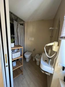 een kleine badkamer met een toilet en een wastafel bij Casual Stay Galileo in Reggio di Calabria