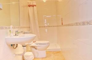 łazienka z umywalką, toaletą i prysznicem w obiekcie Apartamento Velarde II w mieście Conil de la Frontera