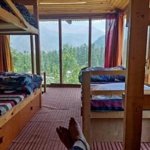 Nespecifikovaný výhled na hory nebo výhled na hory při pohledu z hostelu