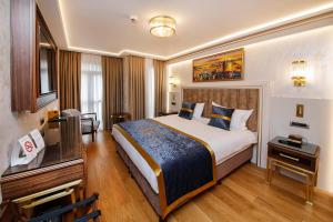 A bed or beds in a room at MANORS HOTEL