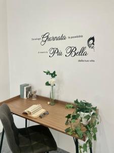 a sign on a wall that reads plum bella at Aurora Luxury Rooms Affittacamere in Naples