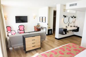 a living room with a couch and a desk at FAY Victoria Beach in Rincón de la Victoria