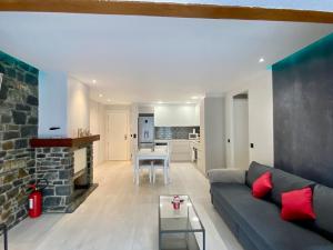 una sala de estar con un sofá y una mesa en Prober Comapedrosa, en Arinsal