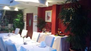 Reštaurácia alebo iné gastronomické zariadenie v ubytovaní Apartments and Rooms Astoria