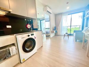 una cucina e un soggiorno con lavatrice di Dolce Lasalle a Bangkok