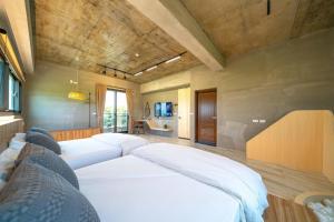 Hsia-ssu-ts'unにある獨棟包棟民宿 宜蘭伍月民宿の白いベッド4台が備わる部屋