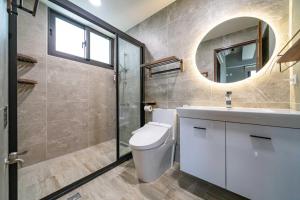 Hsia-ssu-ts'unにある獨棟包棟民宿 宜蘭伍月民宿のトイレ、洗面台、鏡のあるバスルーム +35枚の写真