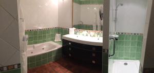 Koupelna v ubytování Auberge de Cassagne & Spa