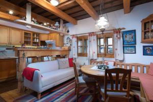 Traditional cozy cottage BOCANKA في Nižná Boca: غرفة معيشة مع أريكة وطاولة