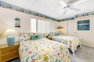 1 dormitorio con 2 camas y ventilador de techo en Blue Sea Colony 501, en Ocean City