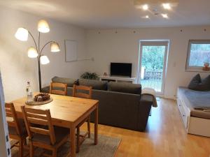 een woonkamer met een bank en een tafel bij Kleine gemütliche Ferienwohnung günstige Lage in Wernigerode