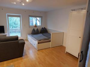 Zimmer mit einem Bett, einem Sofa und einem Fenster in der Unterkunft Kleine gemütliche Ferienwohnung günstige Lage in Wernigerode