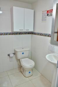 a bathroom with a toilet and a sink at Apartamento con vista al mar en el Rodadero in Santa Marta +24 photos