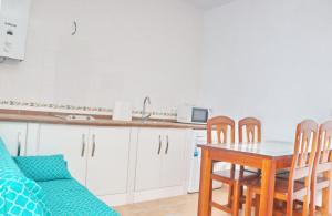 A kitchen or kitchenette at Apartamento Velarde III
