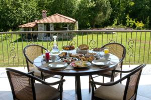 Monódhrion的住宿－Farma Sarli，一张桌子,上面有食物,还有两把椅子