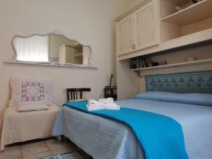 Un dormitorio con dos camas y un espejo. en Da Agnese Locazioni brevi, en Cagliari 135 fotos más