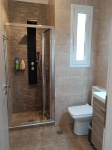 łazienka z prysznicem i toaletą w obiekcie Siggrou apartment w Atenach