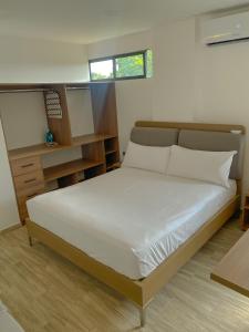 1 dormitorio con 1 cama grande en una habitación en Pacific Suites Guayaquil Airport, en Guayaquil